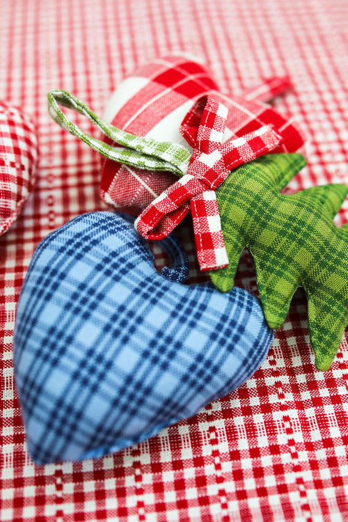 KATHERINE PLAID - Midnight Heart Ornament