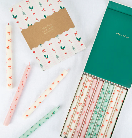 Candle set with festive holiday pattern